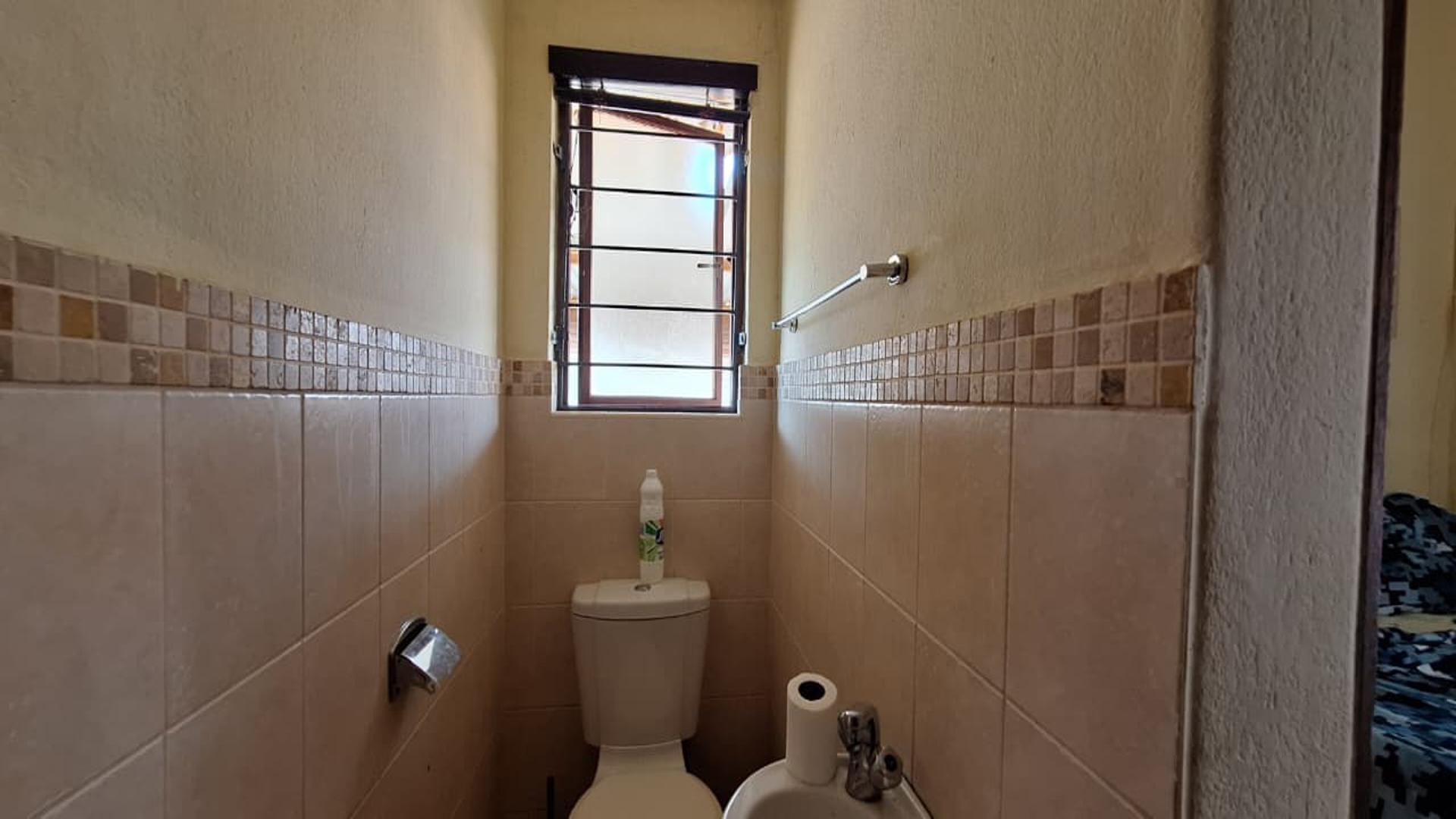 Bathroom 1 - 3 square meters of property in Krugersdorp