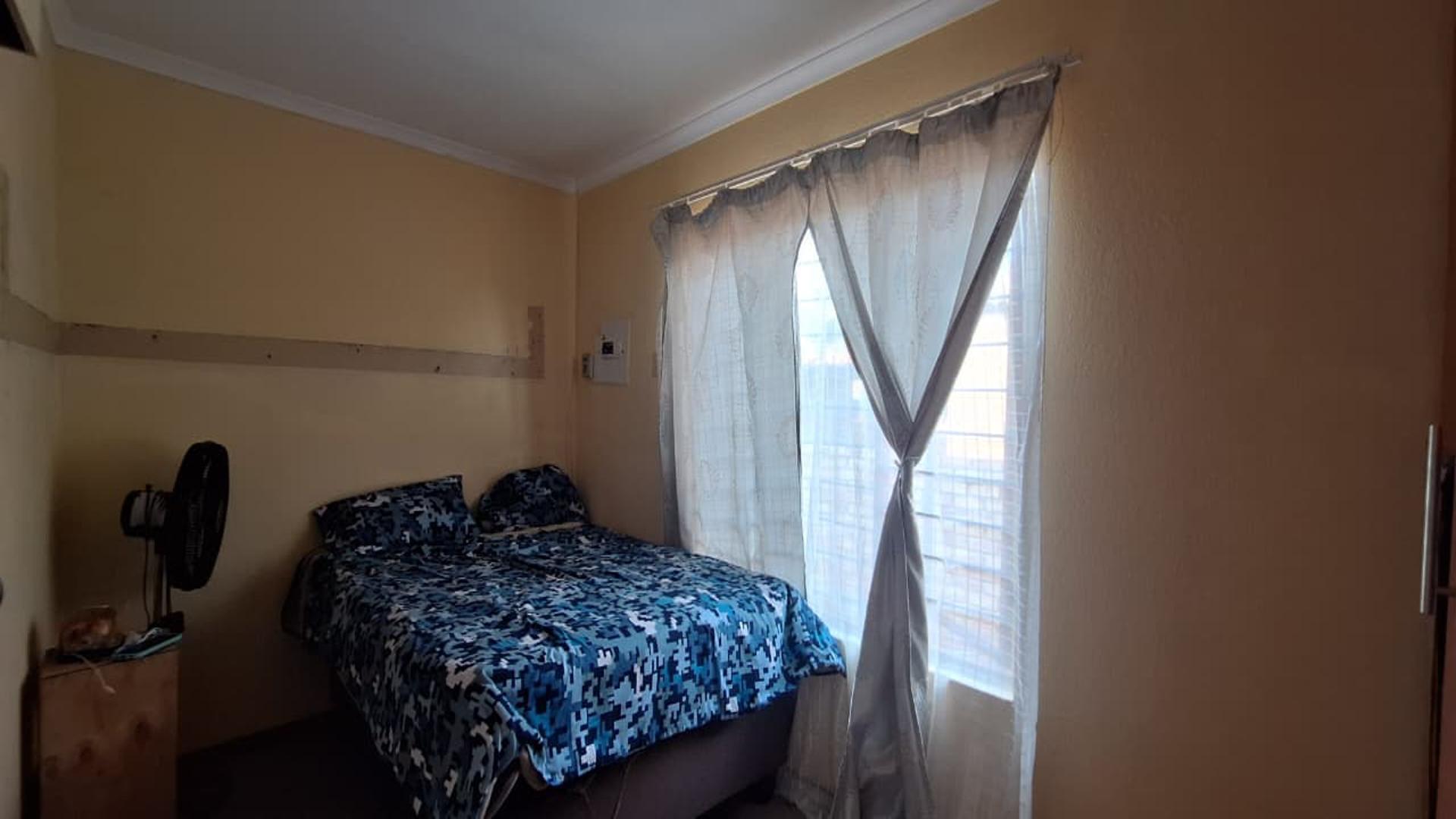 Bed Room 1 - 11 square meters of property in Krugersdorp