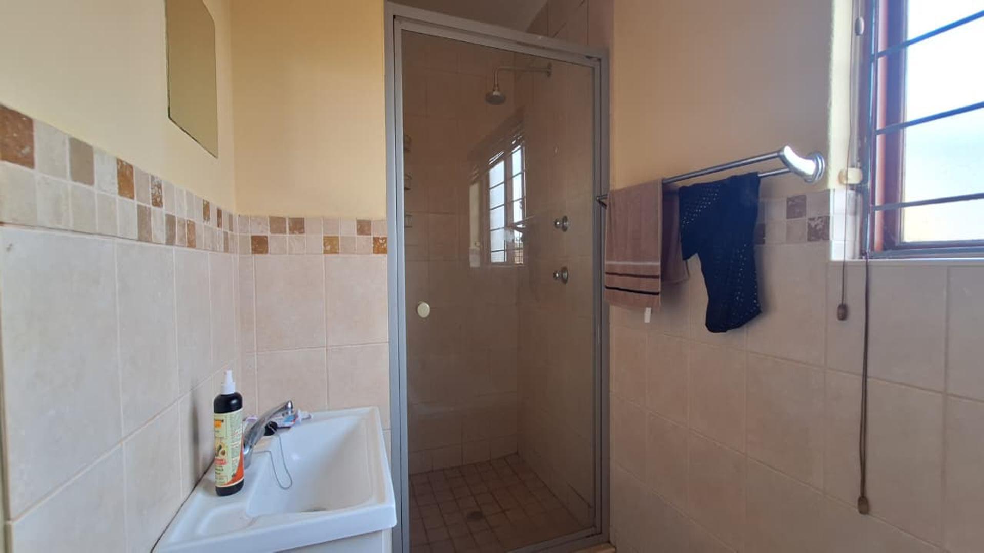 Bathroom 2 - 7 square meters of property in Krugersdorp