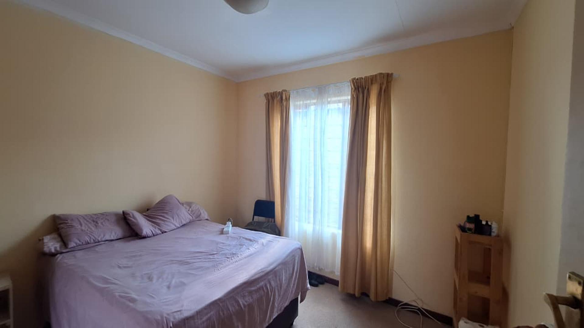 Bed Room 3 - 16 square meters of property in Krugersdorp