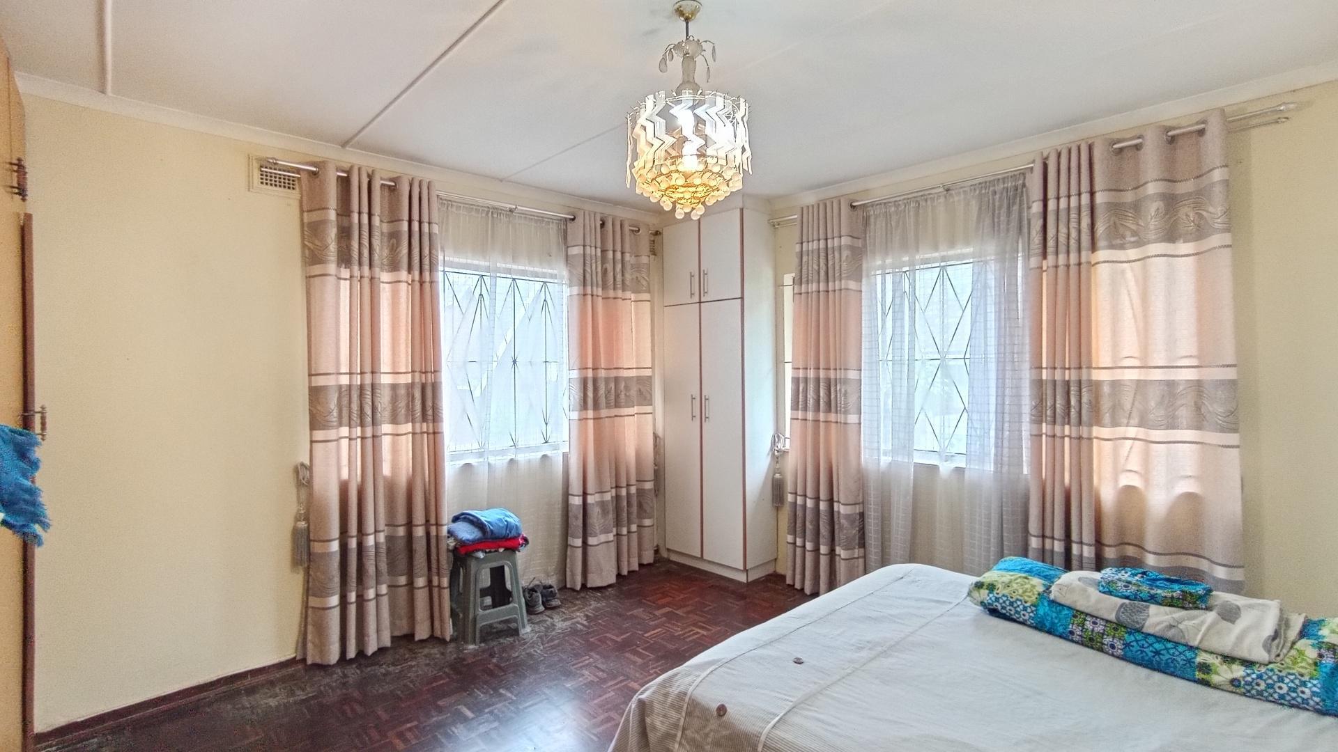 Bed Room 1 - 33 square meters of property in Silverglen