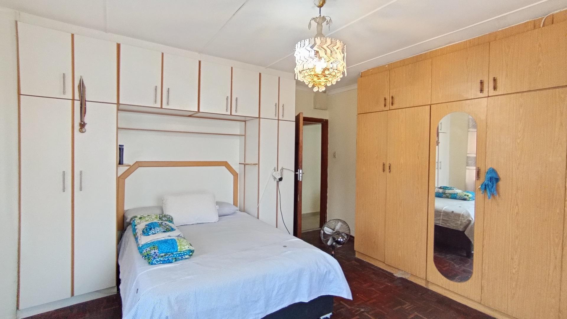Bed Room 1 - 33 square meters of property in Silverglen