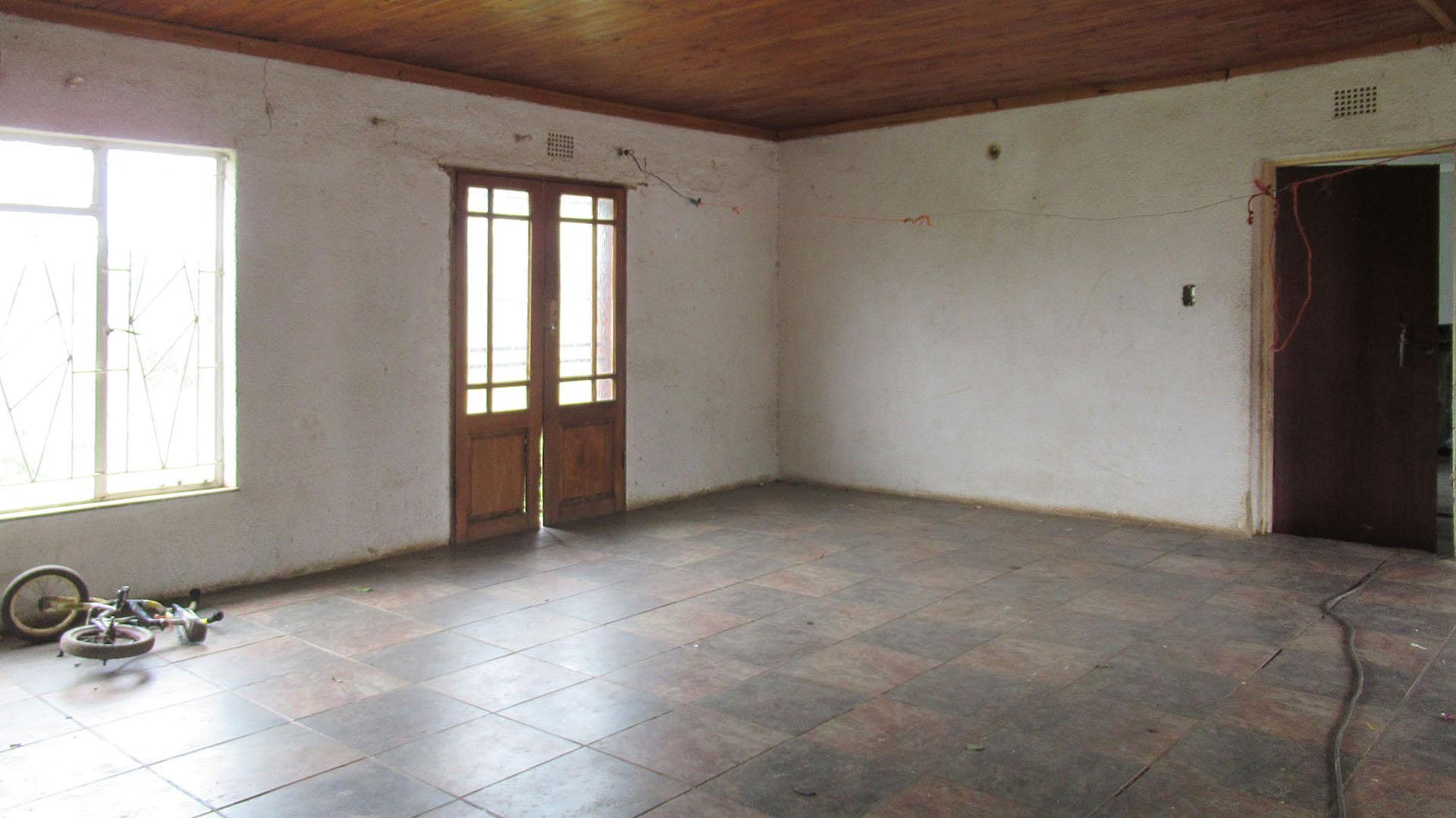 Lounges - 29 square meters of property in Vanderbijlpark
