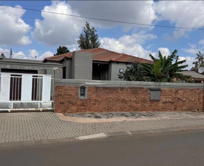 2 Bedroom House for Sale For Sale in Soweto - MR705643