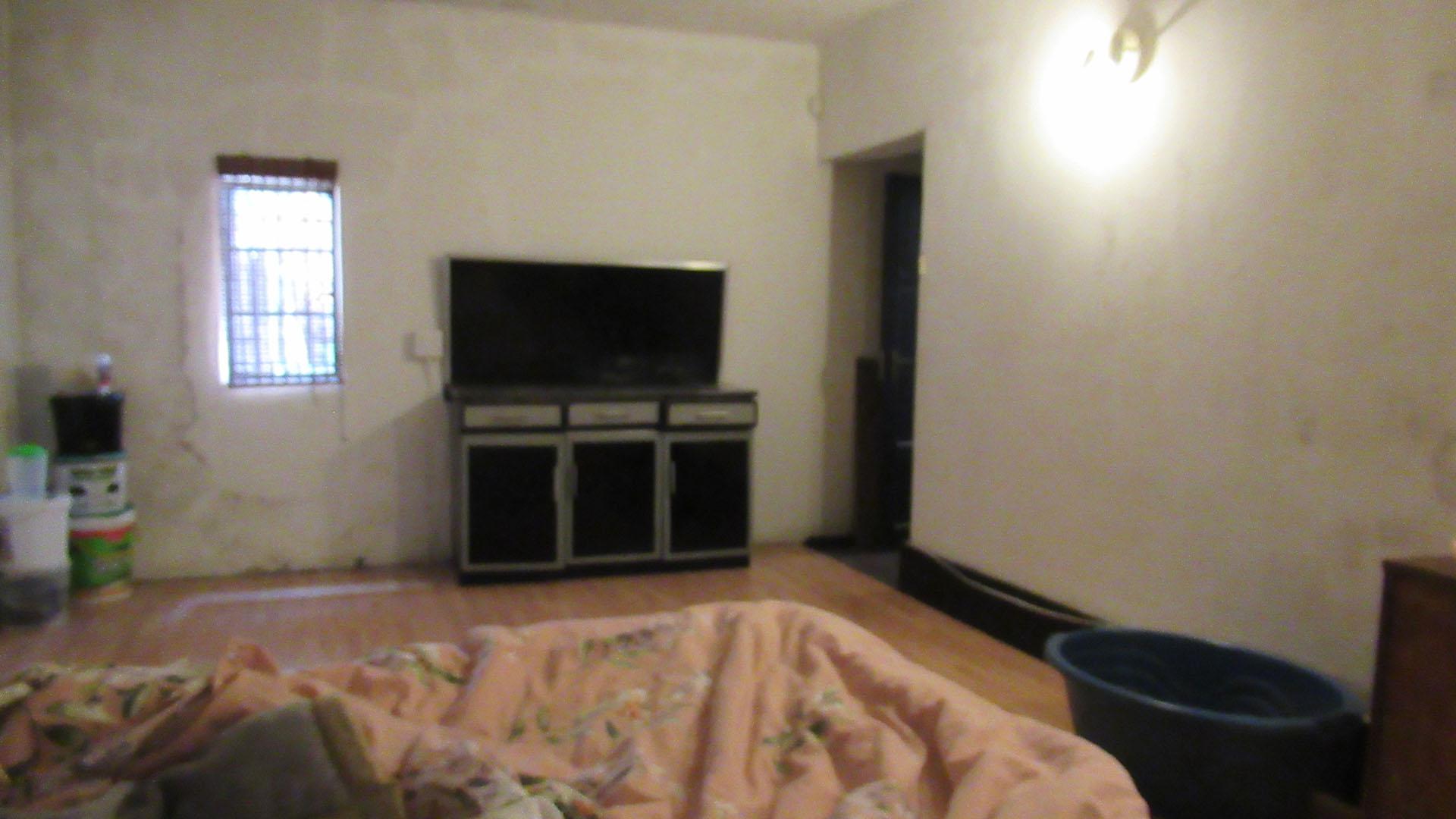 Bed Room 2 - 25 square meters of property in Bezuidenhout Valley