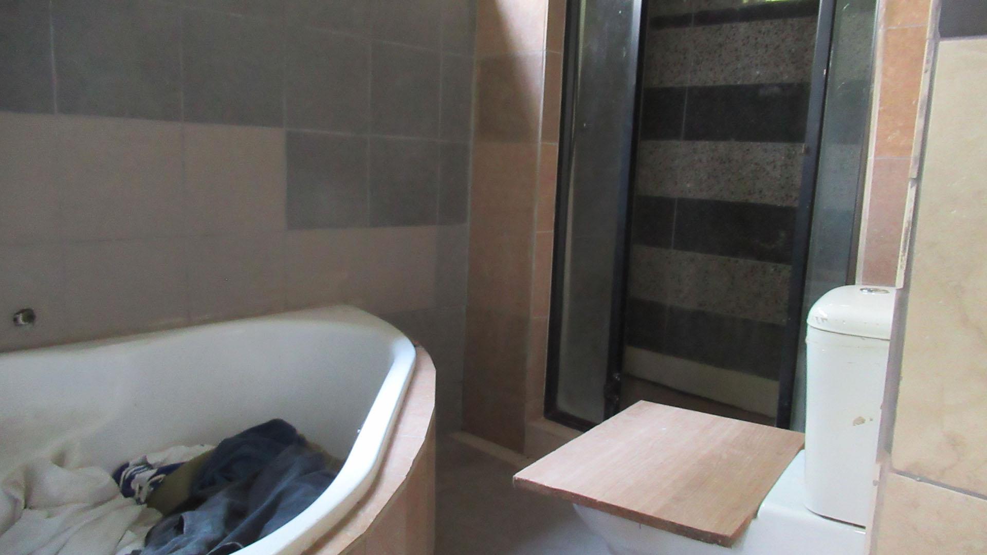 Bathroom 1 - 9 square meters of property in Bezuidenhout Valley