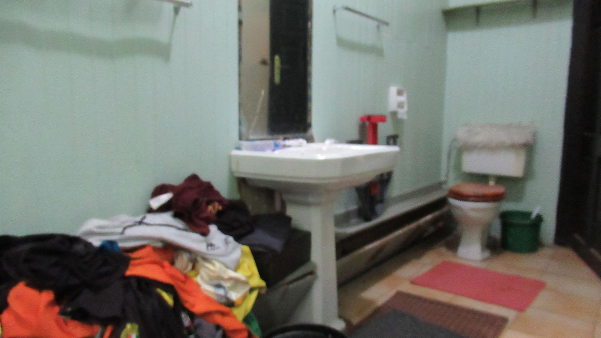 Bathroom 1 - 9 square meters of property in Bezuidenhout Valley