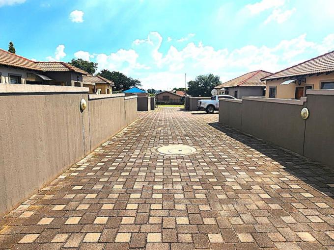 2 Bedroom Simplex for Sale For Sale in Rensburg - MR705726
