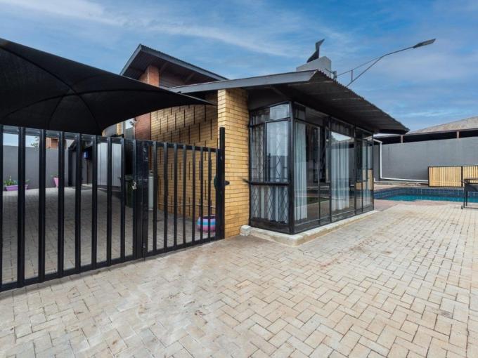 3 Bedroom House for Sale For Sale in South Crest - MR705733