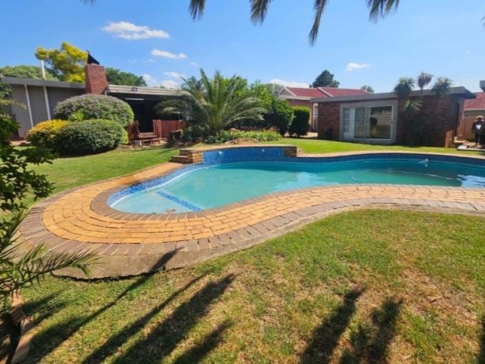 4 Bedroom House for Sale For Sale in Verwoerdpark - MR705744