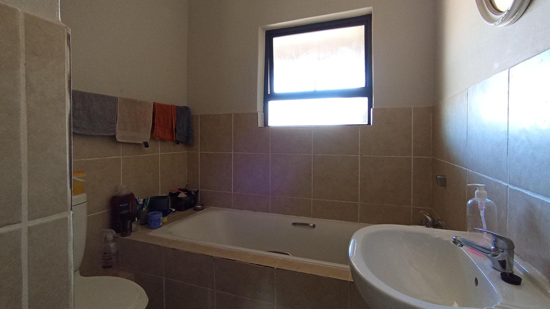 Bathroom 1 - 6 square meters of property in Chantelle