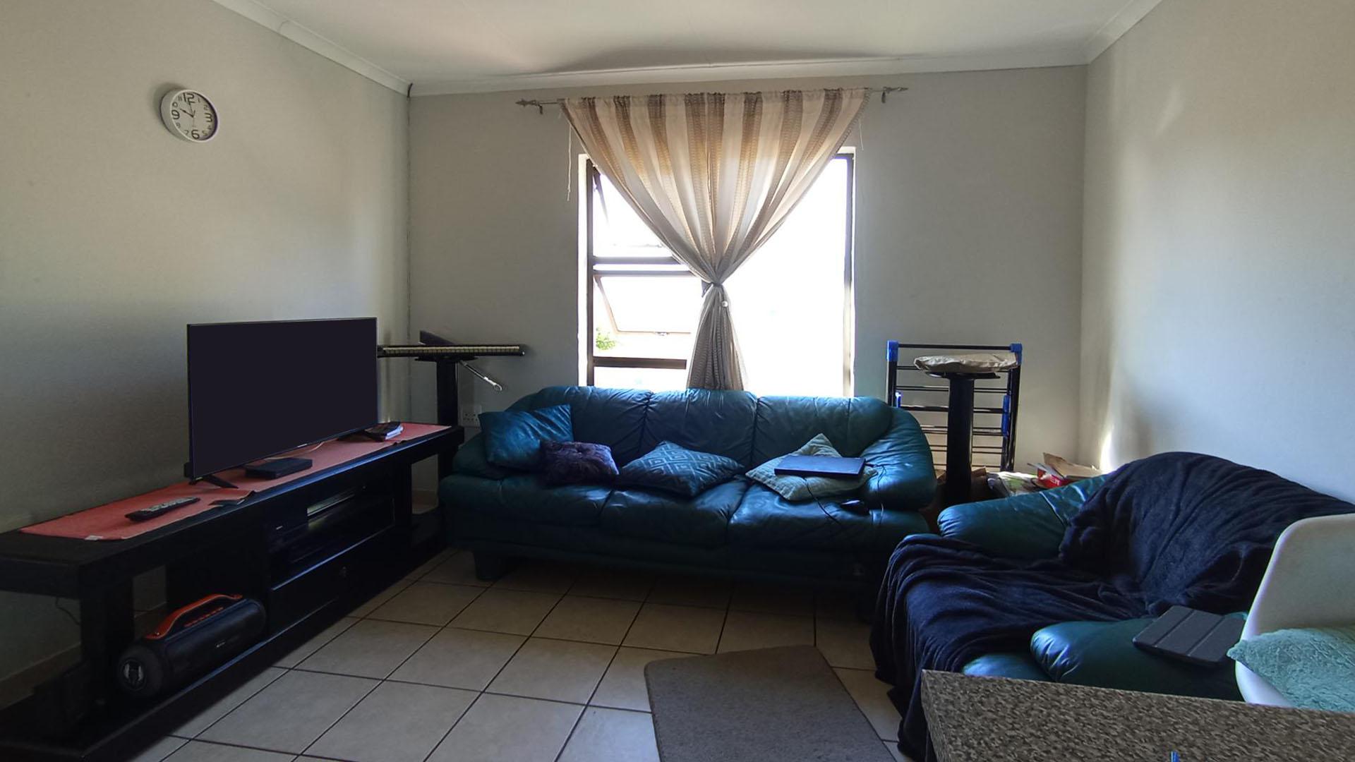 Lounges - 12 square meters of property in Chantelle