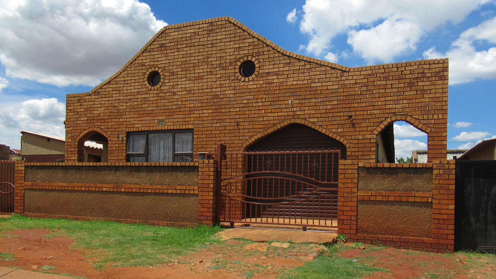 Front View of property in Vosloorus