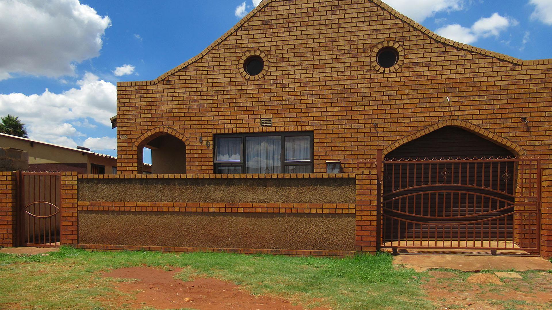 Front View of property in Vosloorus