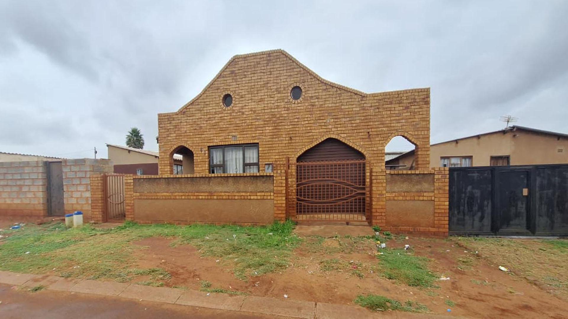 Front View of property in Vosloorus