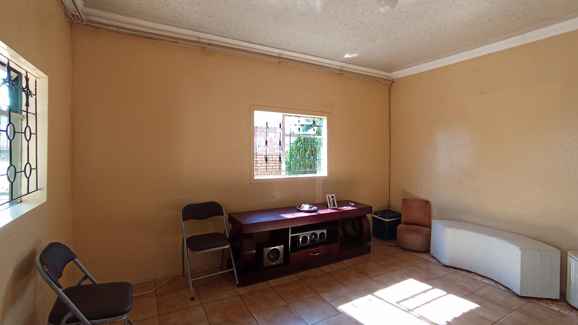 Lounges - 15 square meters of property in Mabopane
