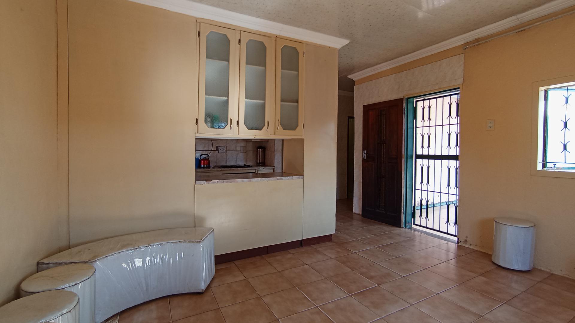 Lounges - 15 square meters of property in Mabopane
