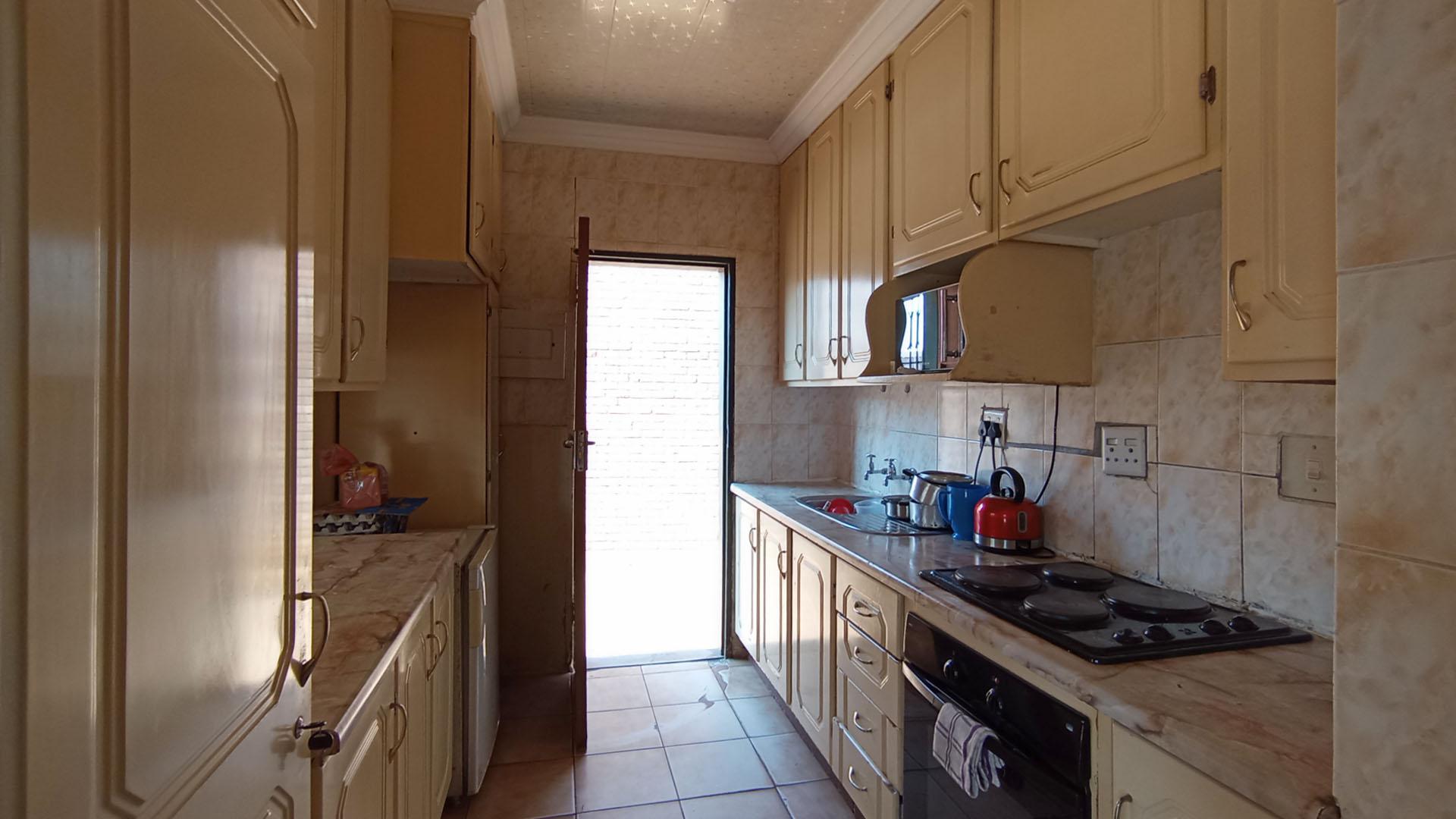Kitchen of property in Mabopane