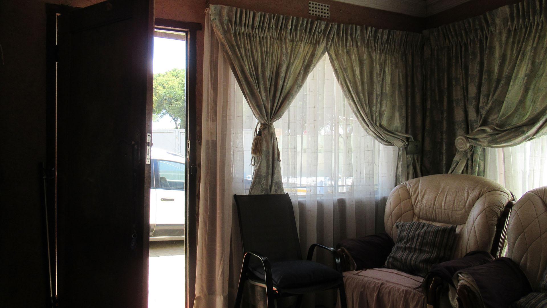 Lounges - 17 square meters of property in Jabavu