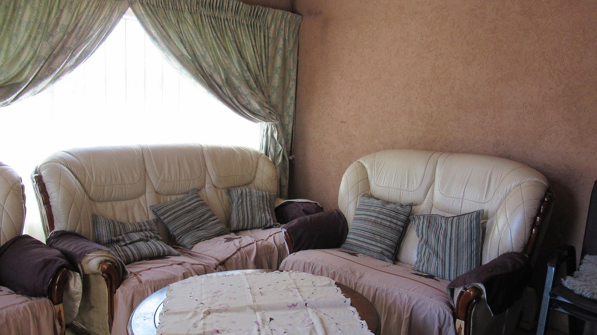Lounges - 17 square meters of property in Jabavu