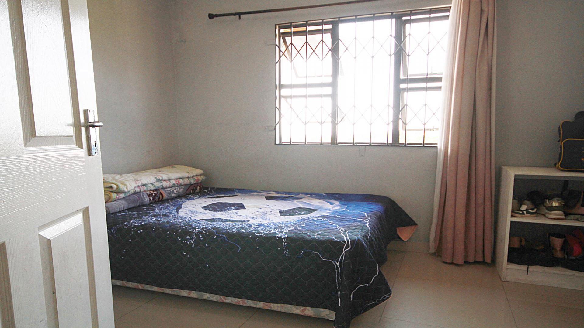 Bed Room 1 of property in Lovu