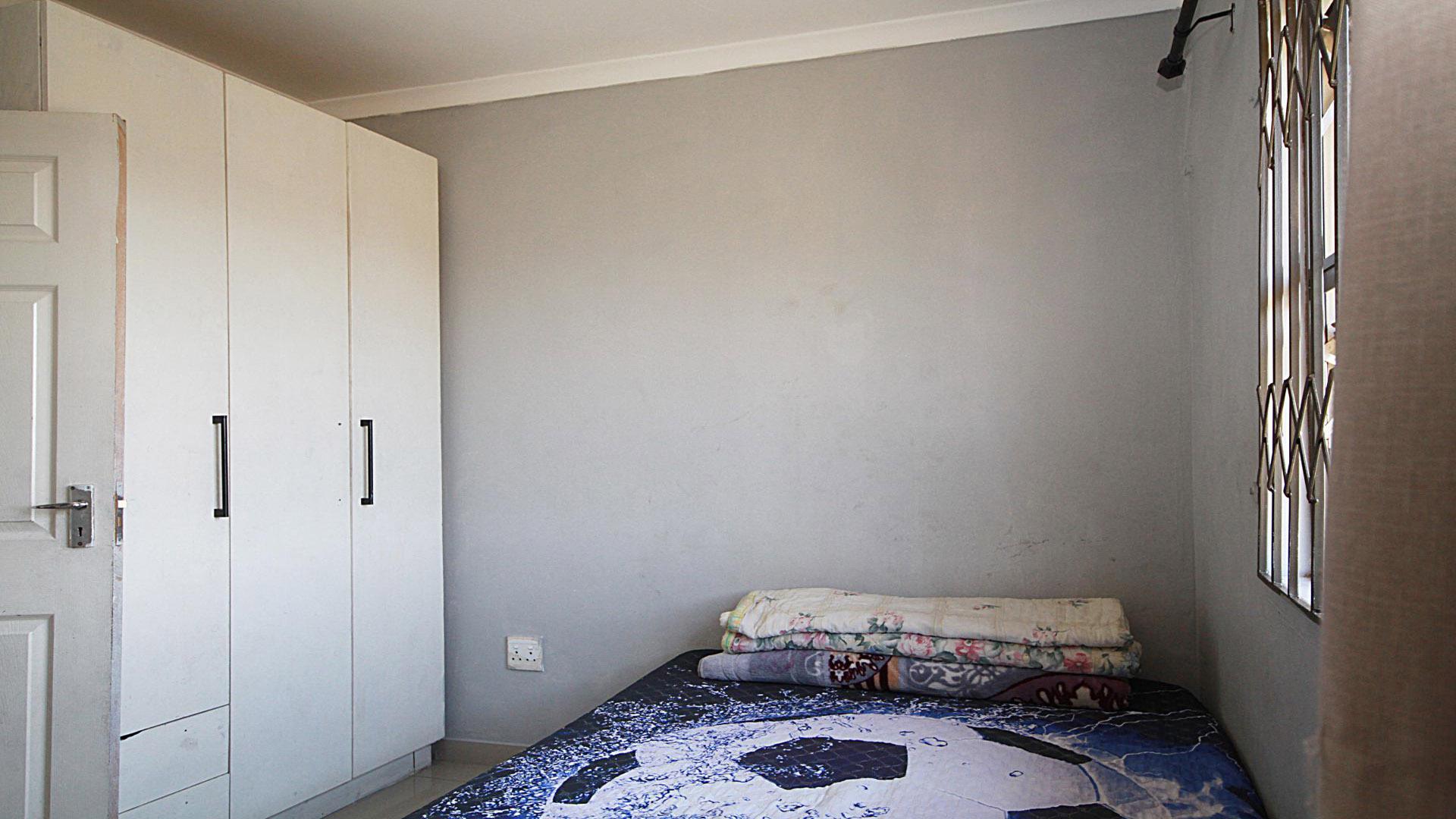 Bed Room 1 of property in Lovu