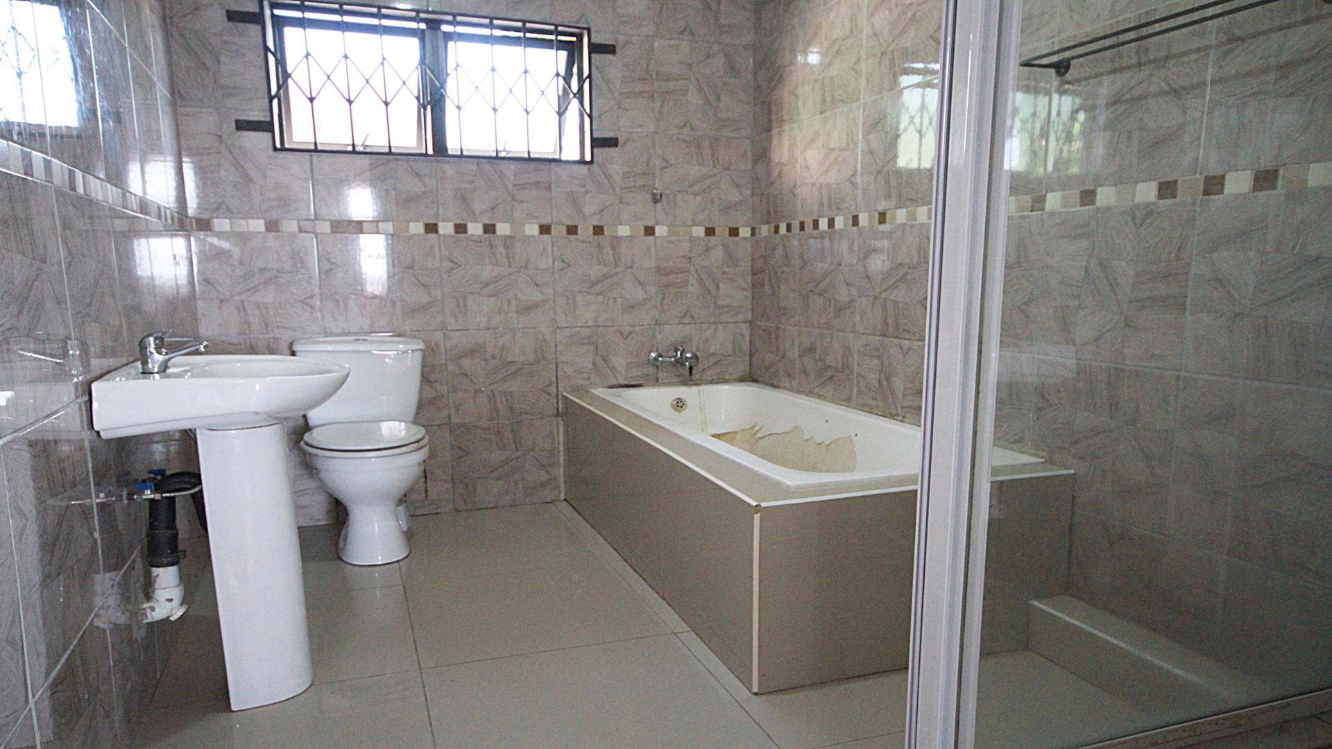 Bathroom 1 of property in Lovu