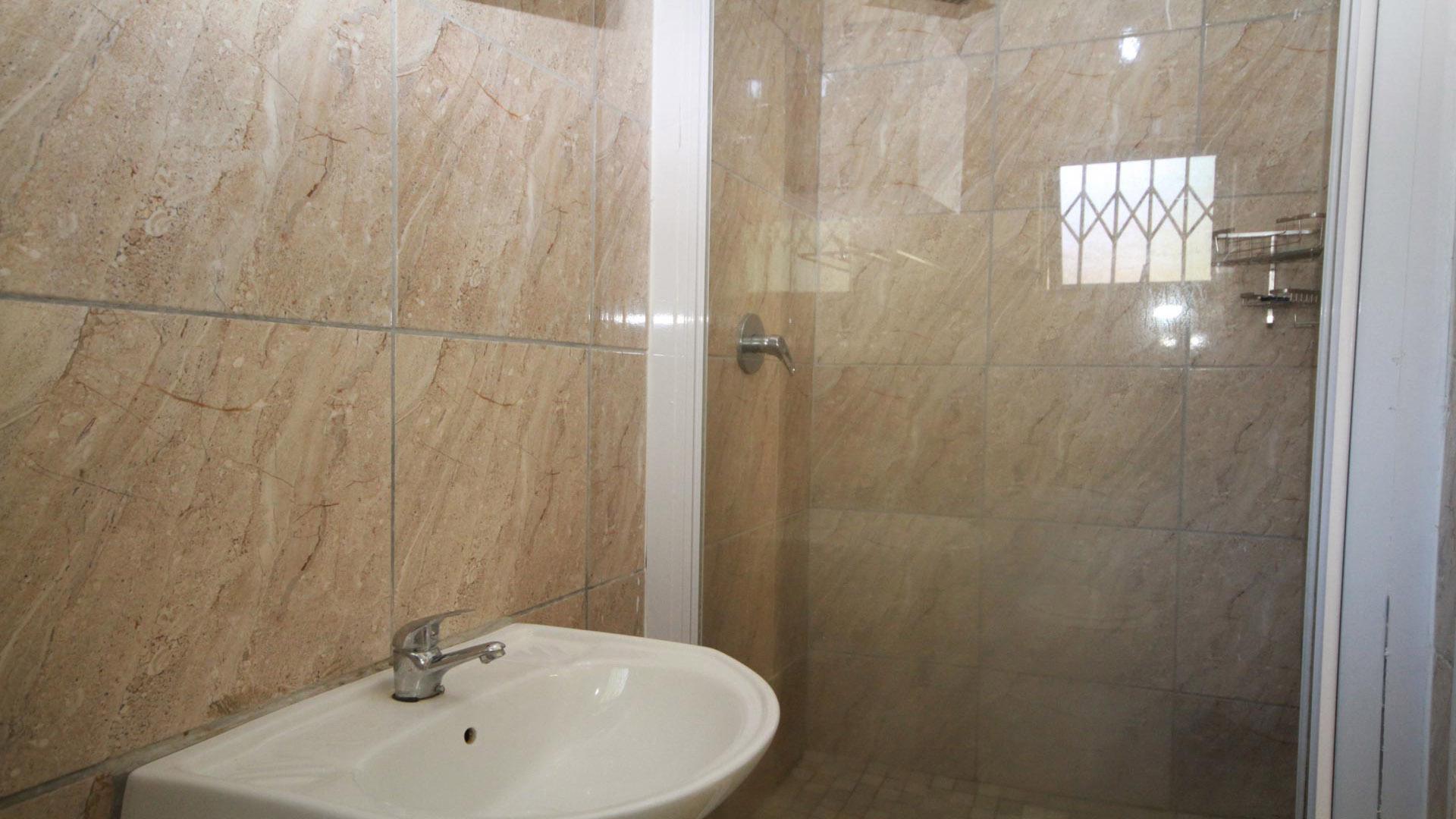 Bathroom 2 of property in Lovu