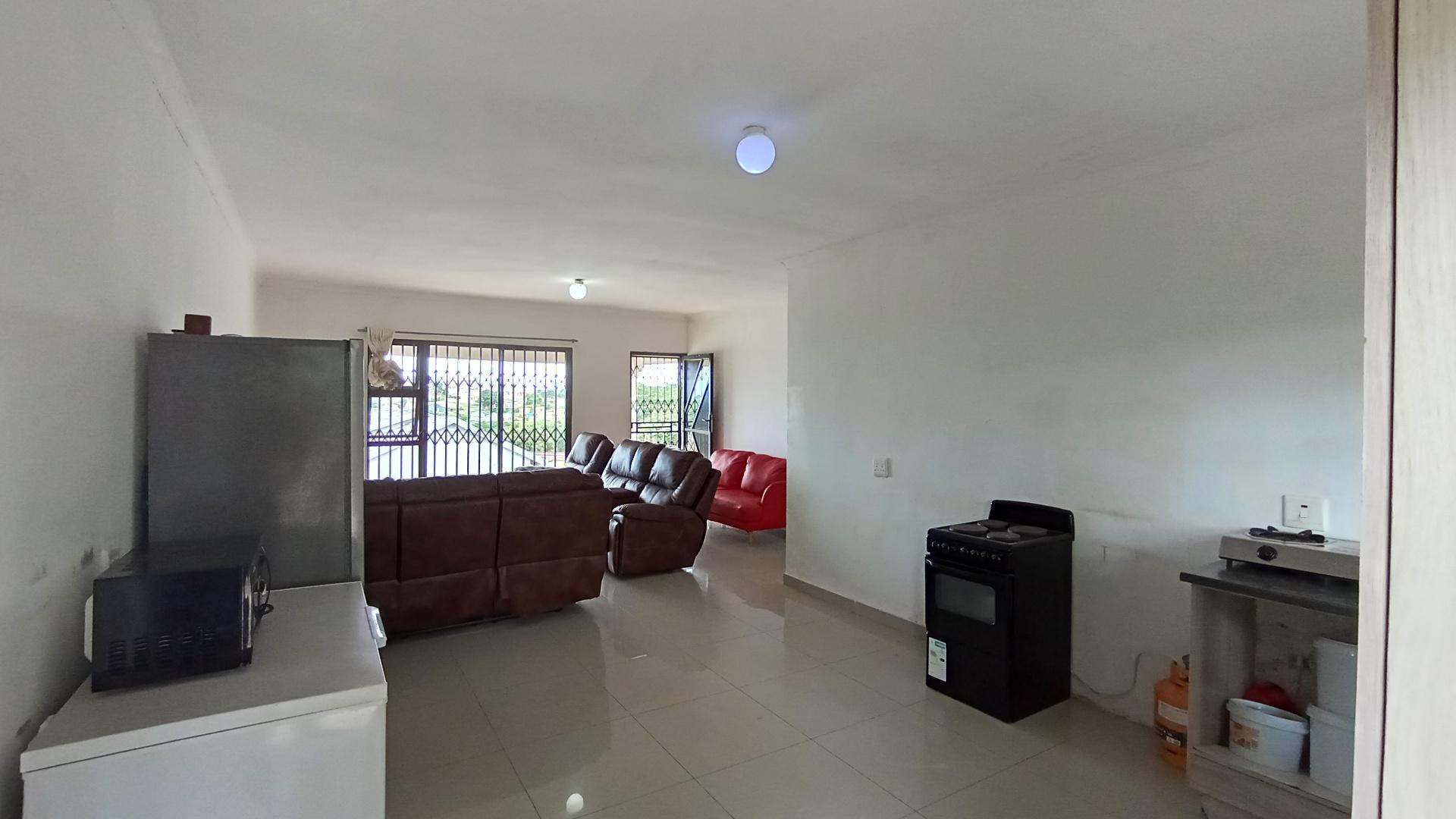 Kitchen - 19 square meters of property in Lovu