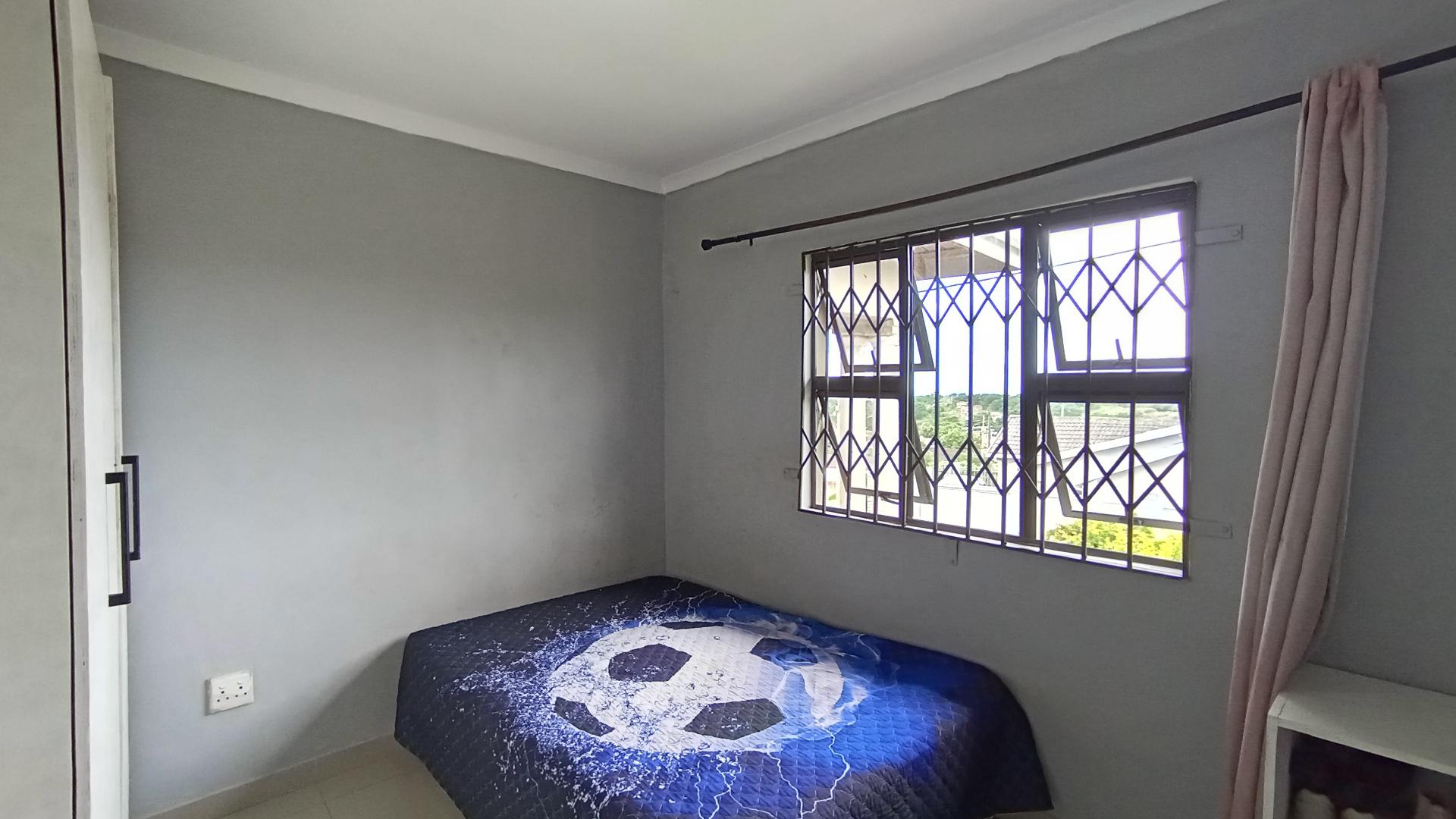 Bed Room 1 - 11 square meters of property in Lovu