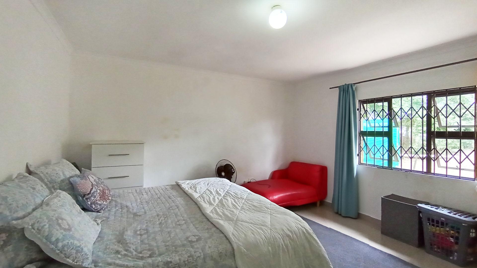 Main Bedroom - 22 square meters of property in Lovu