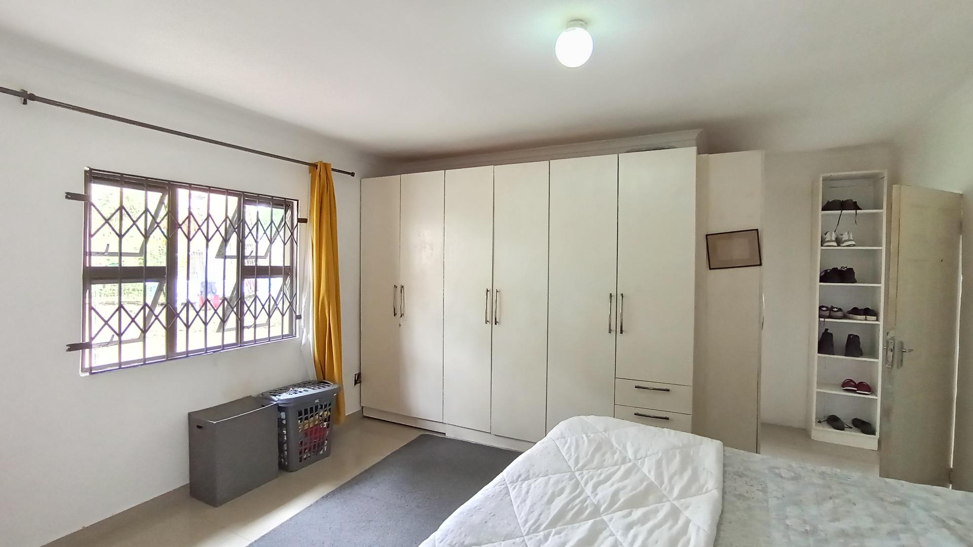 Main Bedroom - 22 square meters of property in Lovu