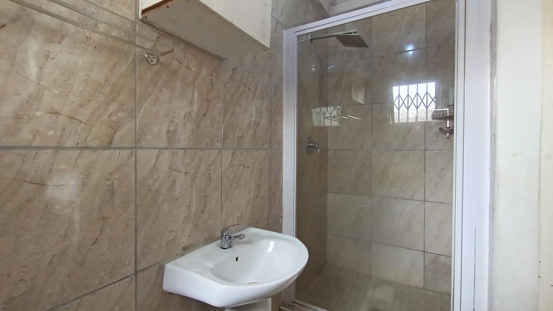 Main Bathroom - 4 square meters of property in Lovu