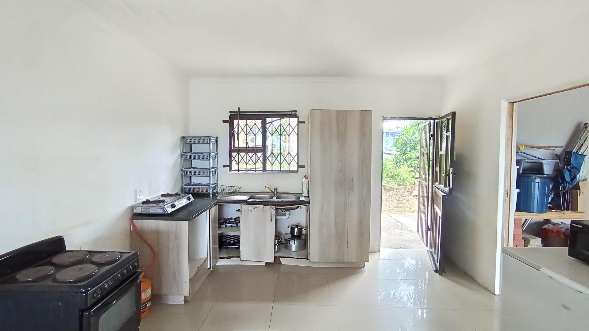 Kitchen - 19 square meters of property in Lovu