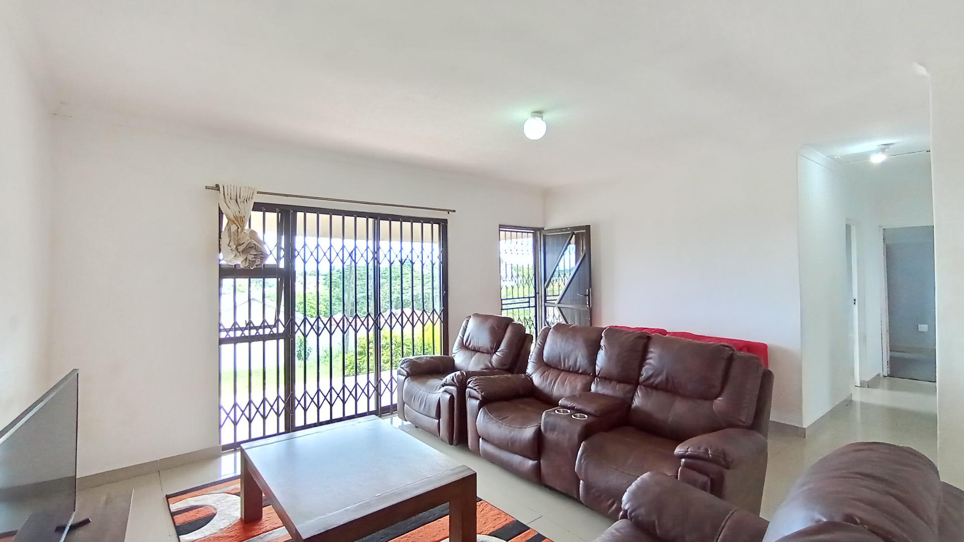 Lounges - 23 square meters of property in Lovu