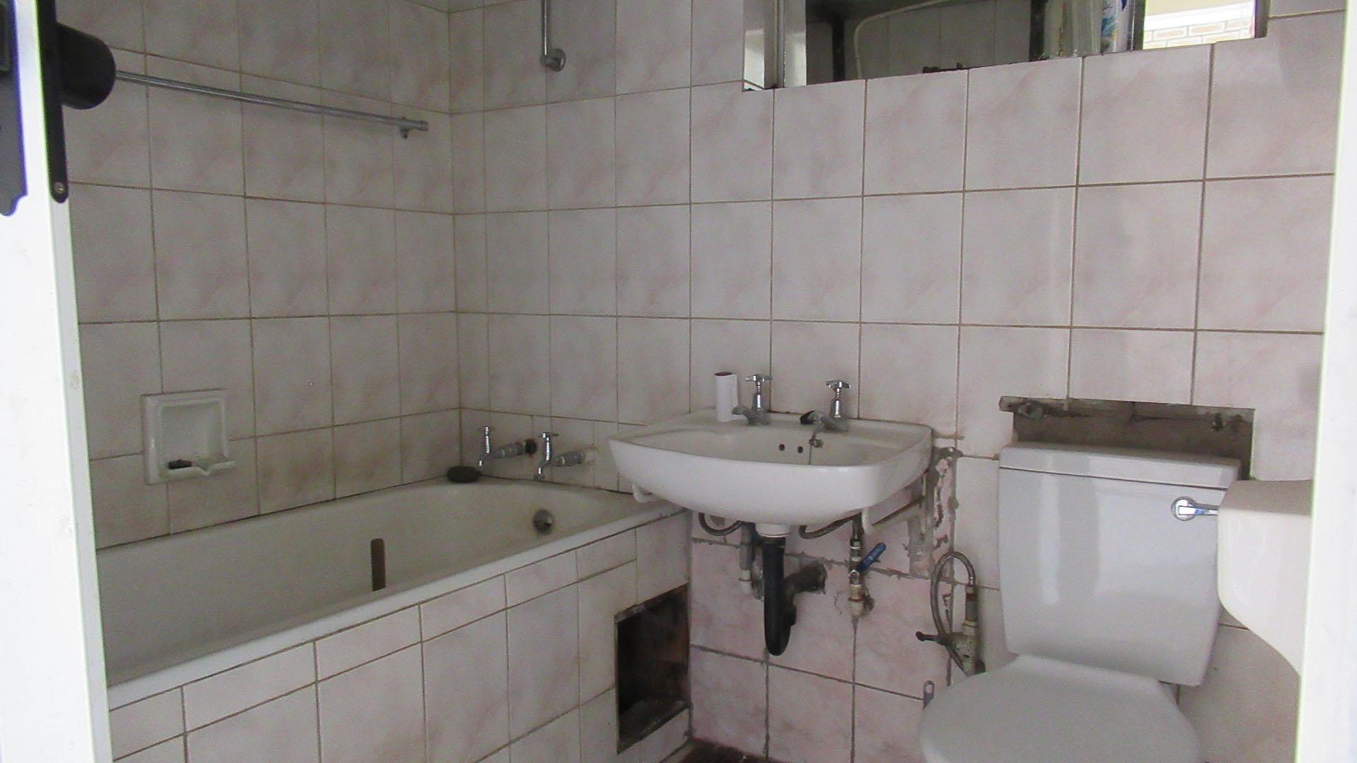 Bathroom 1 - 5 square meters of property in Vanderbijlpark