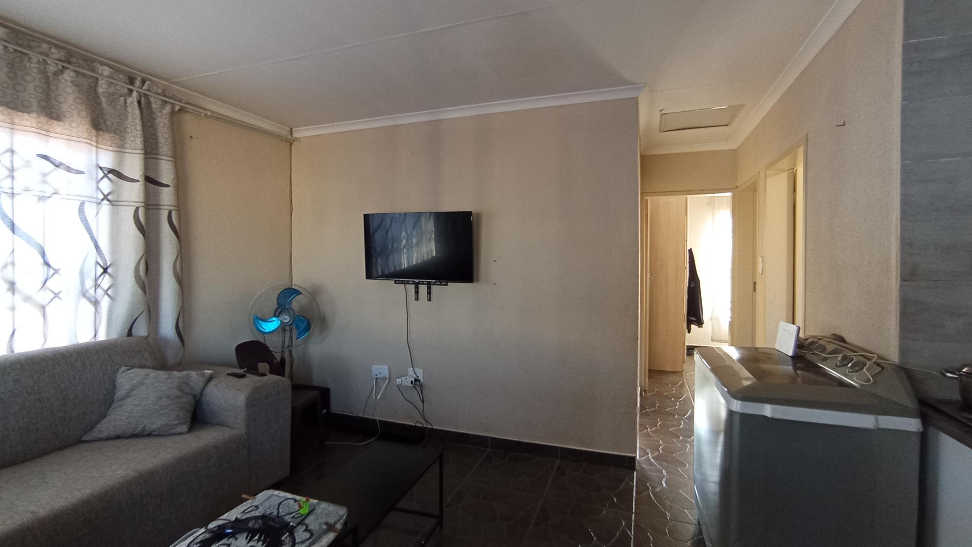 Lounges - 18 square meters of property in Soshanguve East