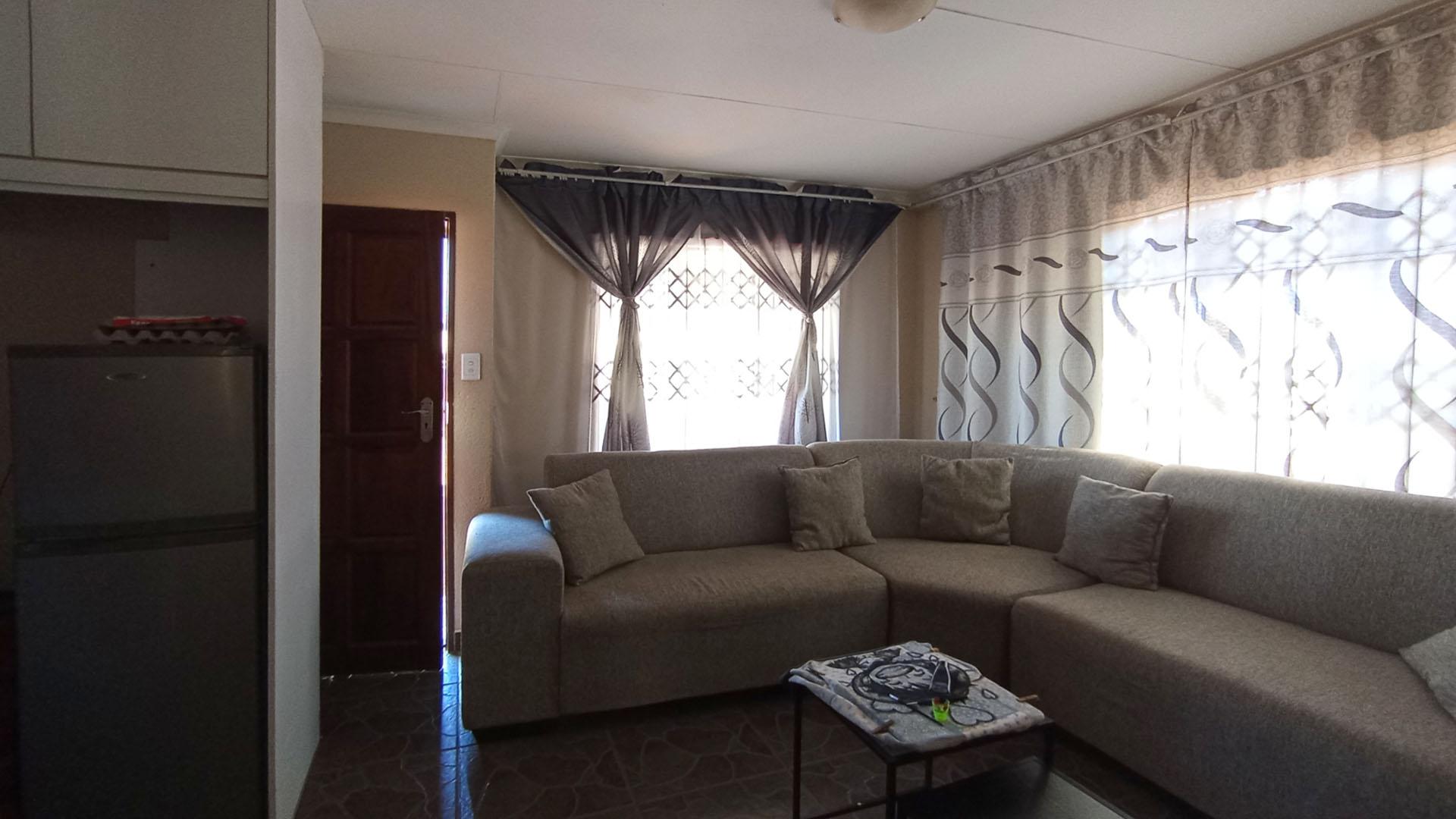 Lounges - 18 square meters of property in Soshanguve East