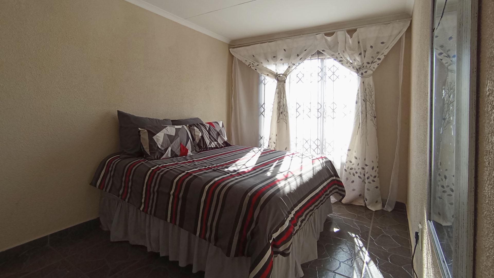 Bed Room 1 - 13 square meters of property in Soshanguve East
