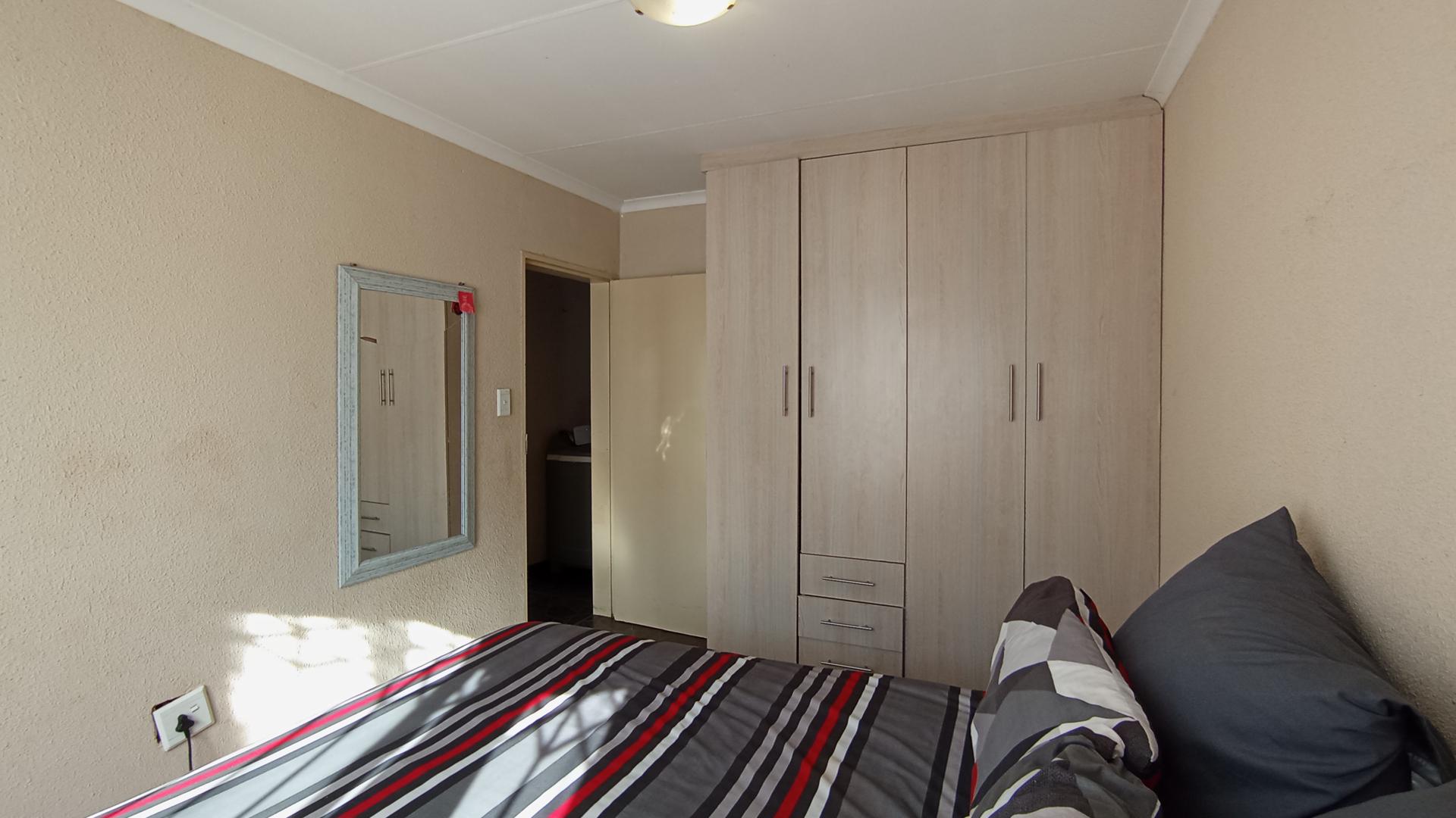 Bed Room 1 - 13 square meters of property in Soshanguve East