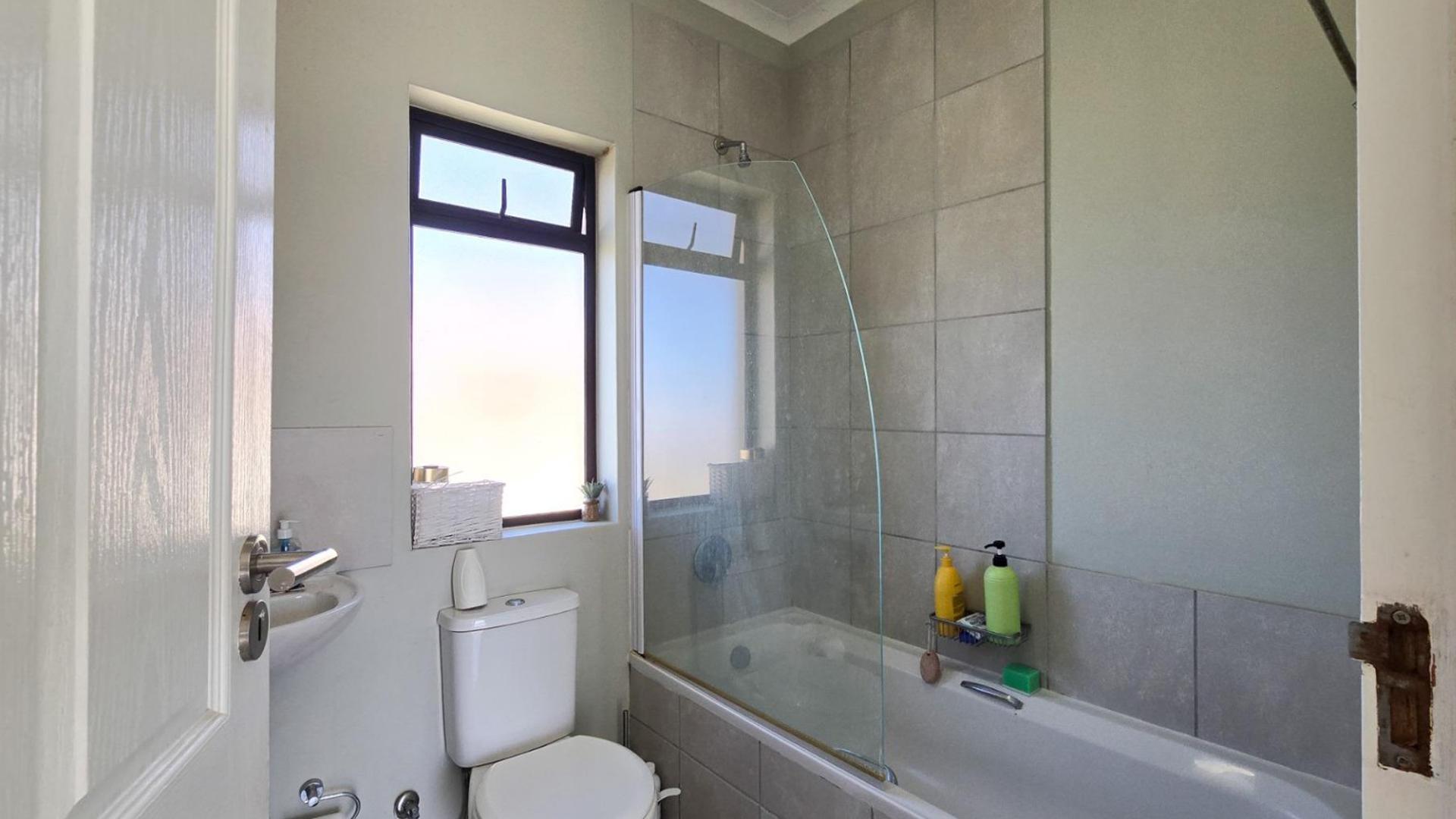 Bathroom 1 of property in Kidds Beach