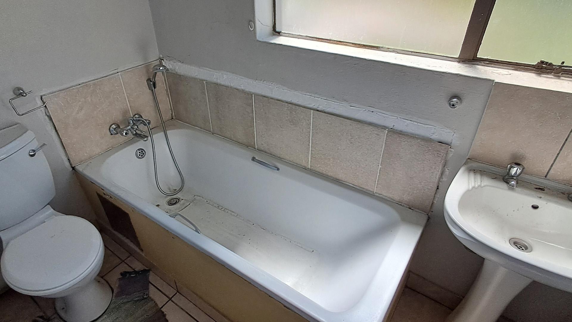 Bathroom 1 of property in Madadeni