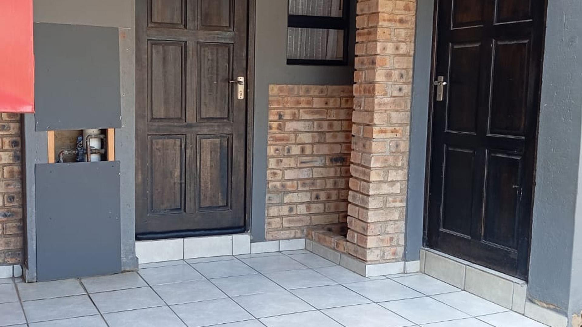 Front View of property in Cloverdene