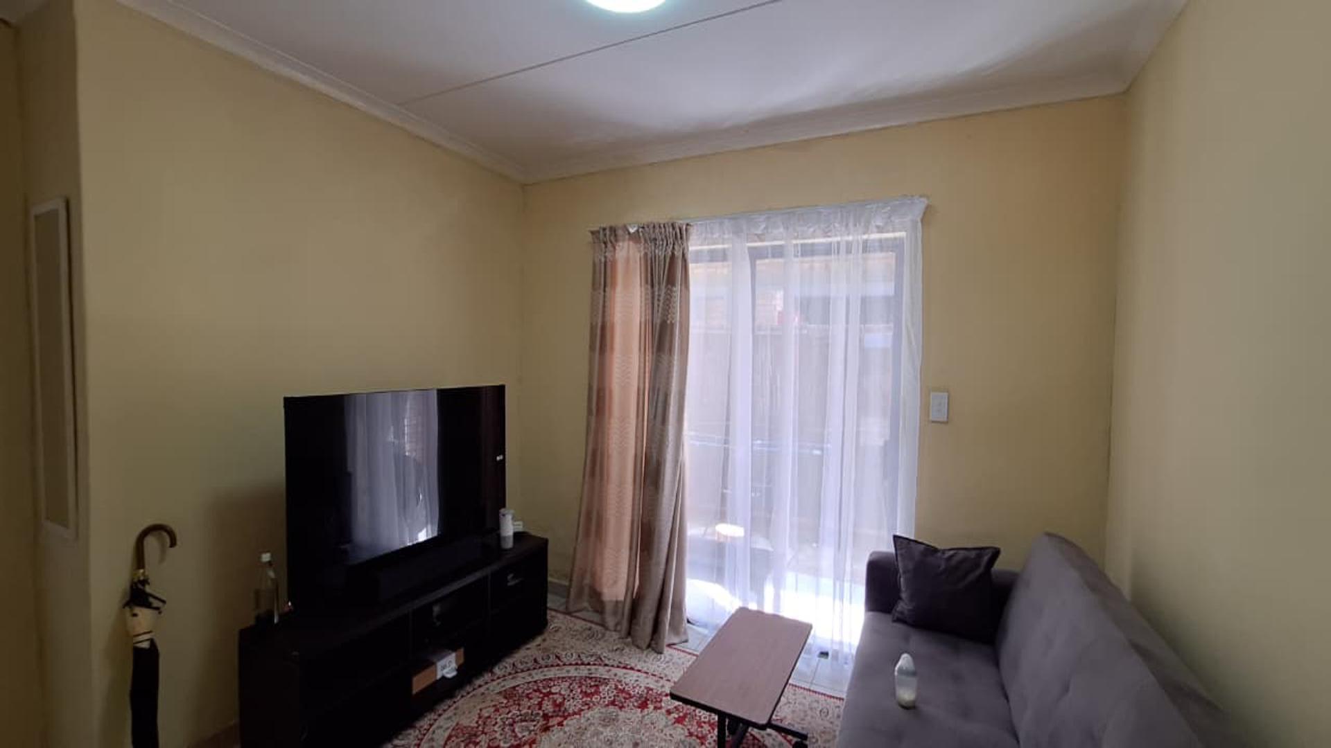 Lounges - 13 square meters of property in Cloverdene