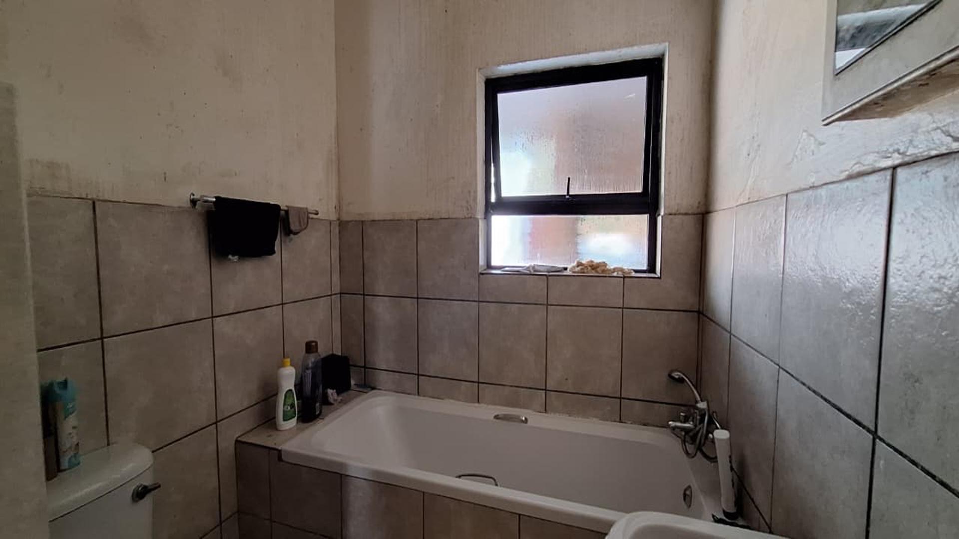Bathroom 1 - 6 square meters of property in Cloverdene