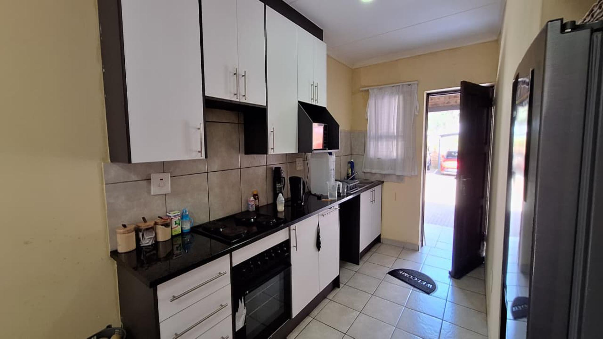 Kitchen - 10 square meters of property in Cloverdene