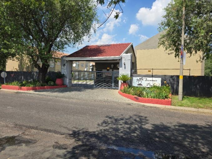 3 Bedroom Simplex for Sale For Sale in Verwoerdpark - MR705881