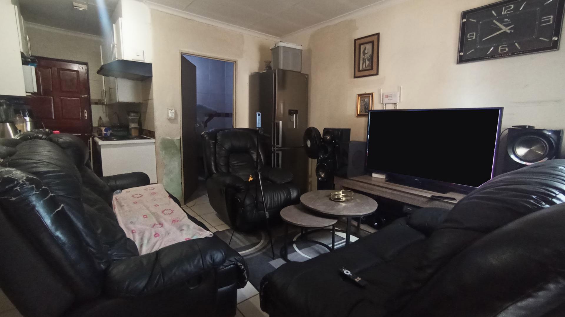 Lounges - 15 square meters of property in Olievenhoutbos