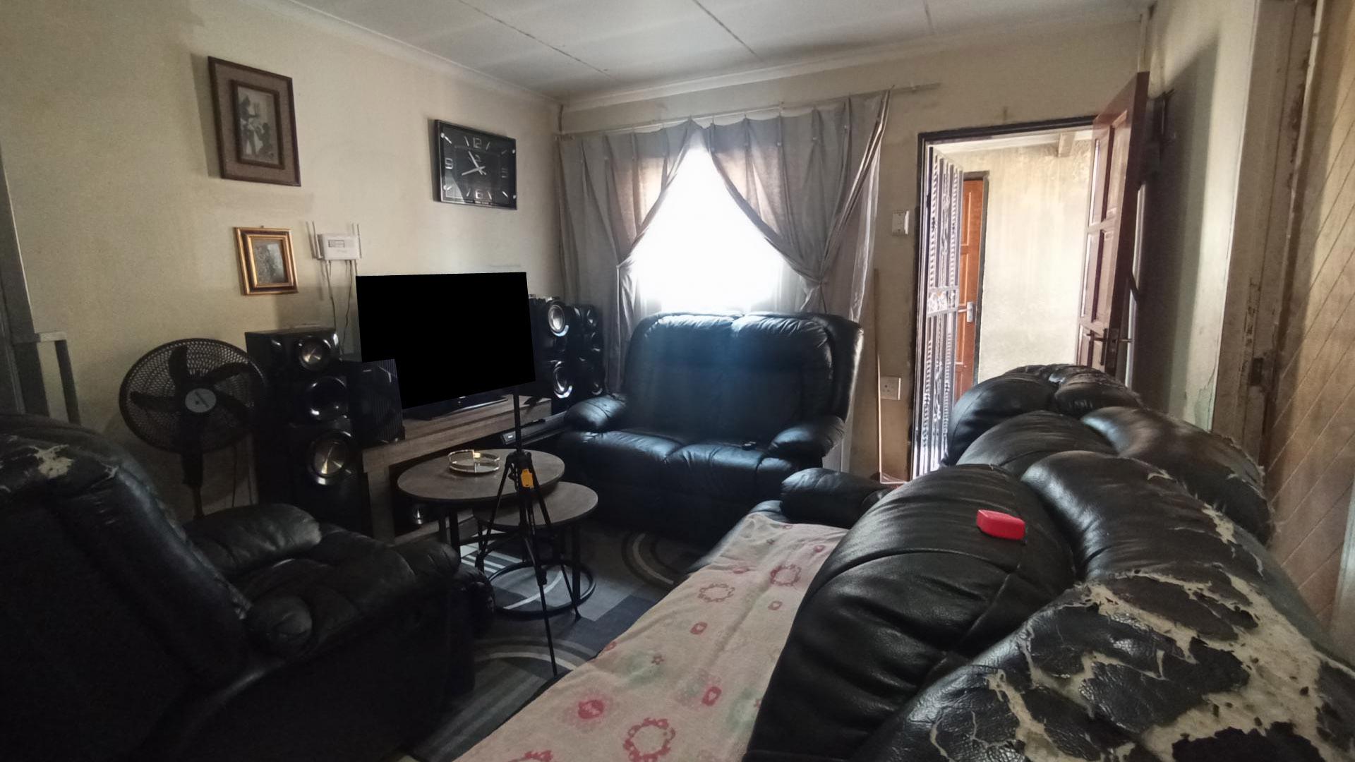 Lounges - 15 square meters of property in Olievenhoutbos