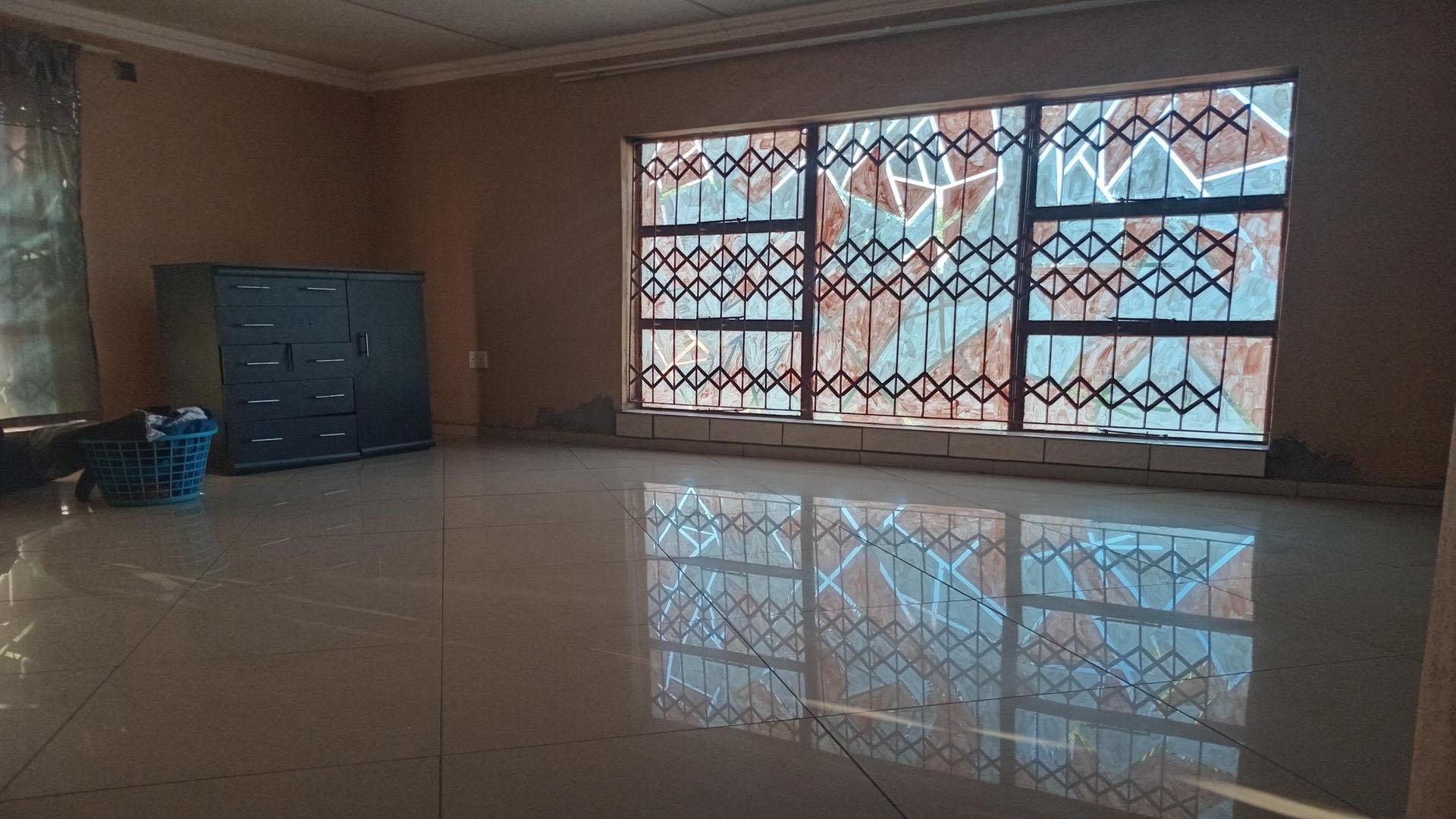 Bed Room 1 of property in Phalaborwa